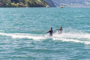 爱游戏-“快艇冲浪：东三叉湖赛场极速角逐，掀起水上运动的新浪潮”